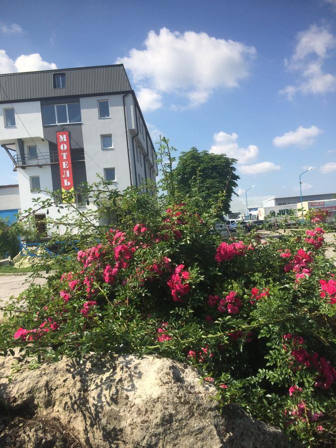 Autopark Hotel Lvov Exteriér fotografie