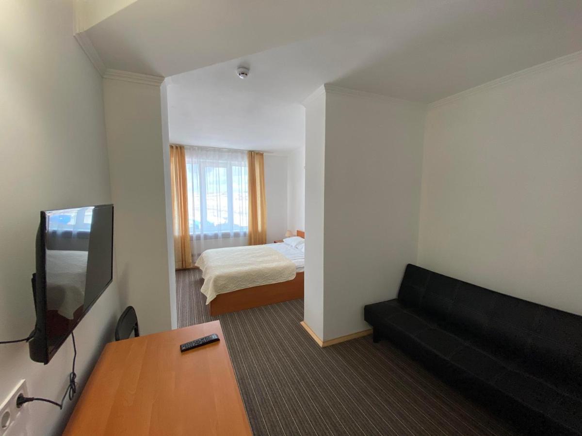 Autopark Hotel Lvov Exteriér fotografie