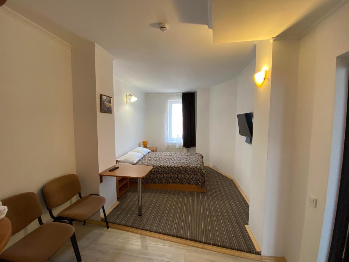 Autopark Hotel Lvov Exteriér fotografie